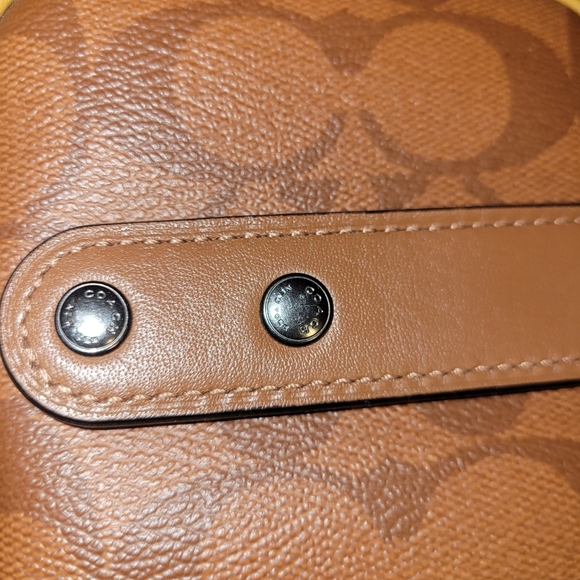 Coach leather cell phone wallet - Picture 4 of 8